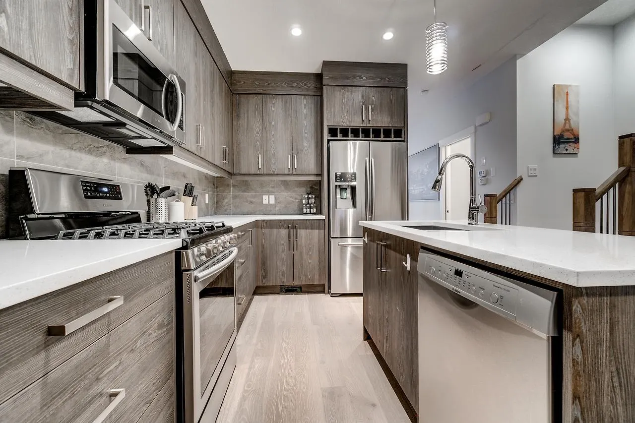 펜션 Three-Bedroom House With Walk-In Closet #29 Sunalta Downtown YYC