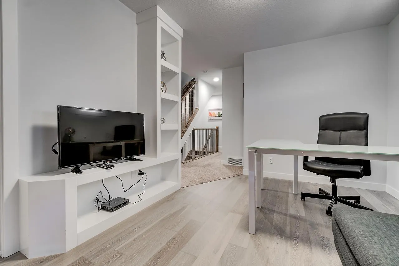 펜션 Three-Bedroom House With Walk-In Closet #29 Sunalta Downtown YYC