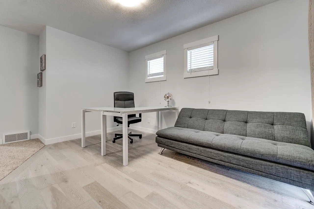 펜션 Three-Bedroom House With Walk-In Closet #29 Sunalta Downtown YYC