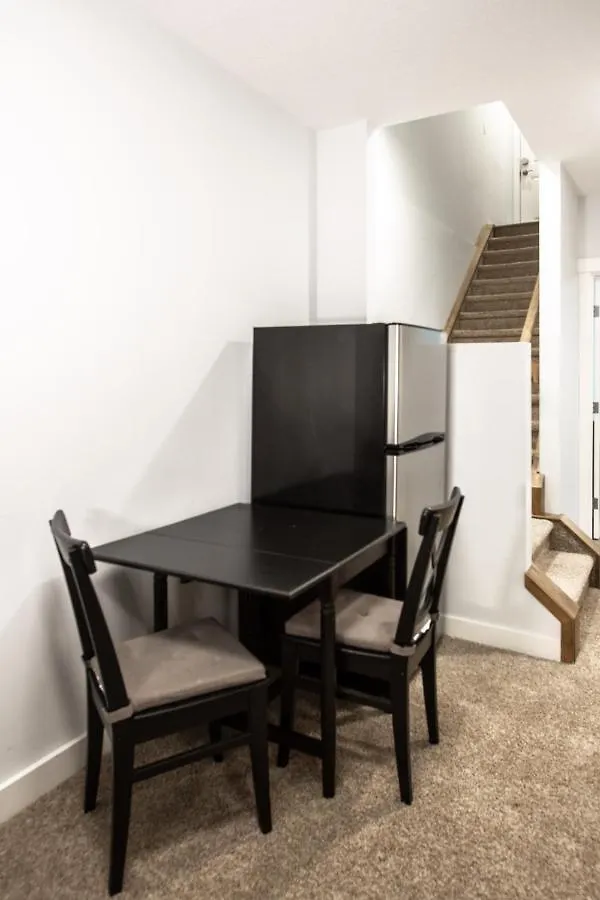 Three-Bedroom House With Walk-In Closet #29 Sunalta Downtown YYC 0*,  캐나다